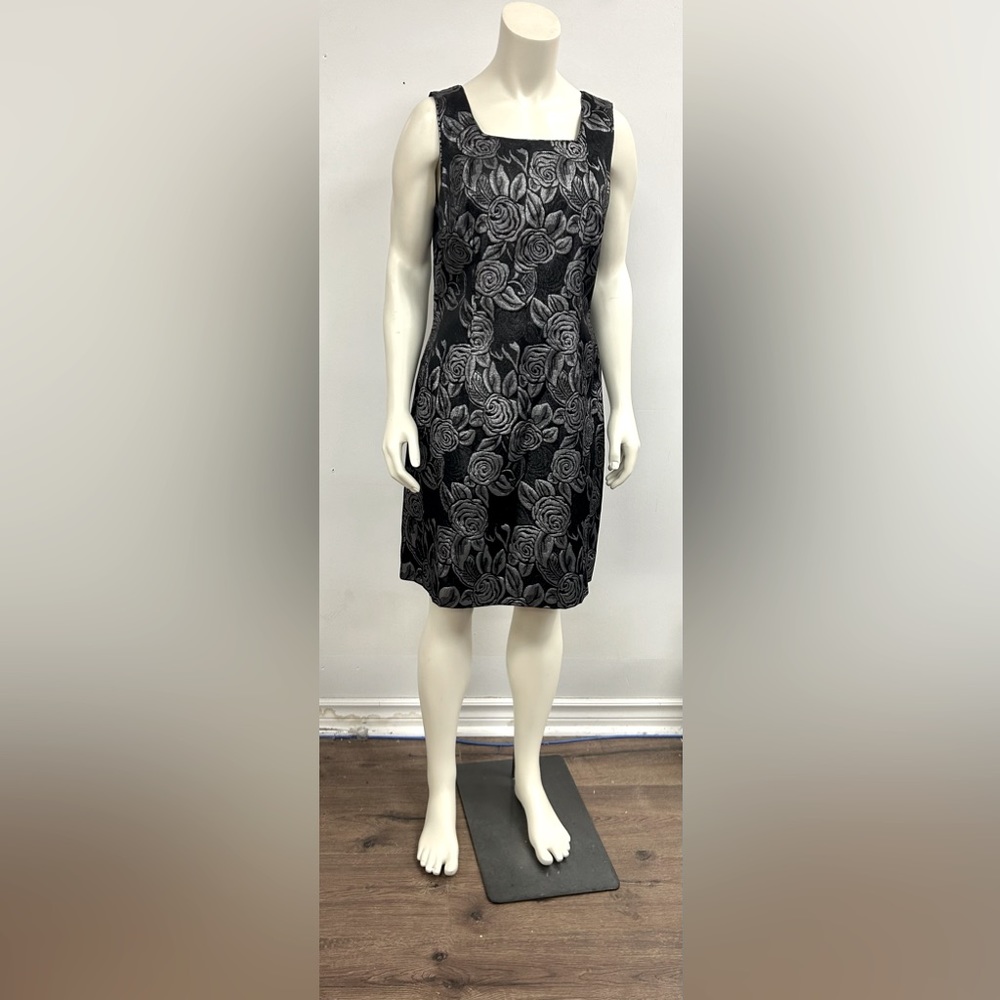 CDC EVENING CAREN DESIREE DRESS SLEEVELESS SHINY SILVER FLORAL MINI IN SIZE 12